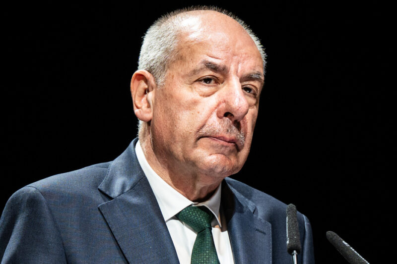 Gyűlik a tömeg a Sándor Palotánál